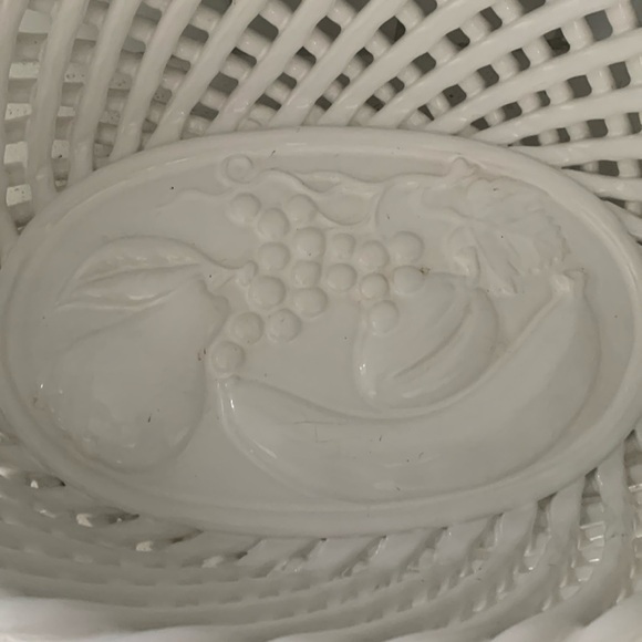 BEAUTIFUL VINTAGE ITALIAN MADE PORCELAIN BASKET SIGNED - Picture 3 of 11